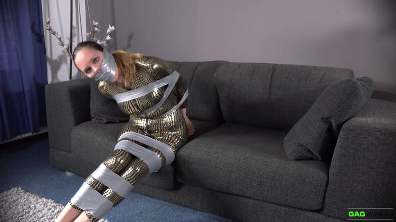 Gag Attack: Leila - un escroc en combinaison dans un bondage sur bande