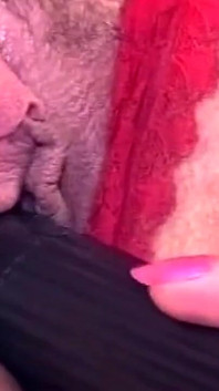 Une blonde mature se fait fourrer un gode et une bite palpitante