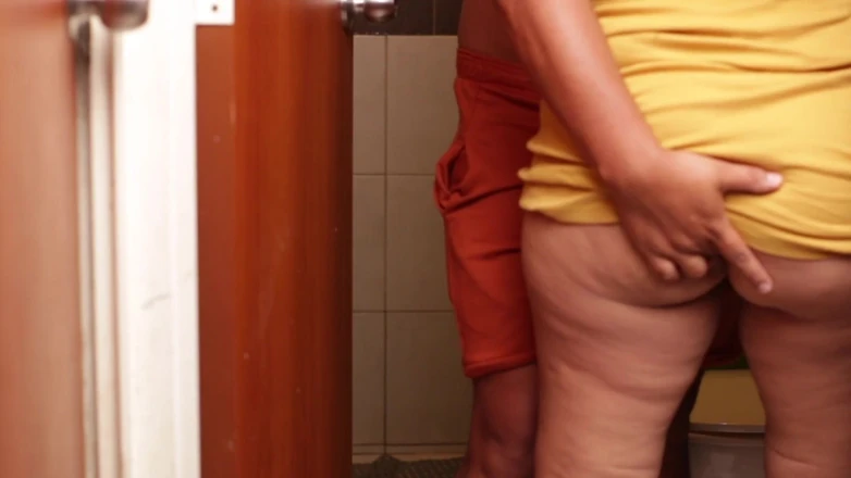 Gordo fuck: Step Sister Fucked in the Bathroom Before Her Virtual Classes