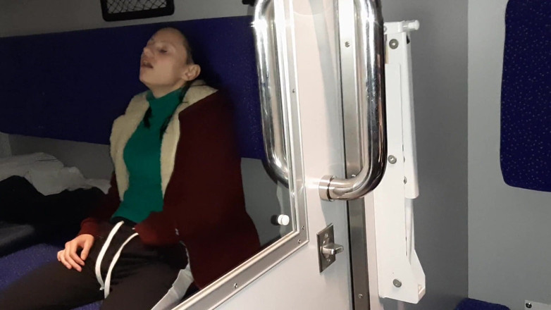 Lesbian-candys: 見知らぬ人と仲間の旅行者と私は電車のコンパートメントでイク - レズビアンキャンディー