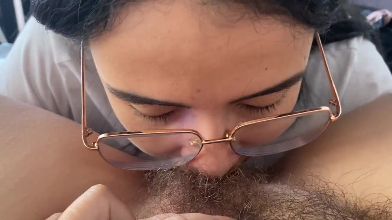 zoemelissa: Lesbian Sucking a Sweet Hairy Bush