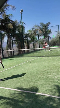 Swingers Maduros En La Cancha De Tenis Al Aire Libre, Gangbang Inverso