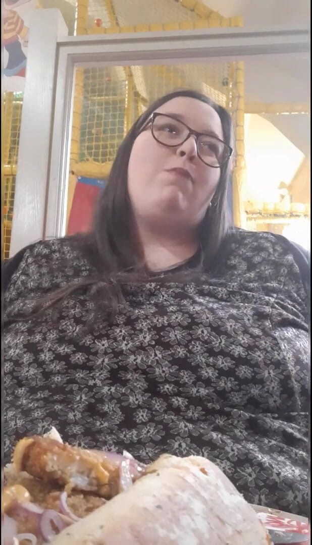 SSBBWLadyBrads: SSBBW - filmagem secreta da refeição com madrasta (Este vídeo não tem áudio)
