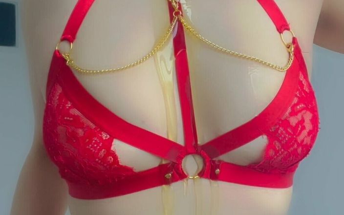 Naught daisy: Un strip-tease coquin en lingerie rouge !