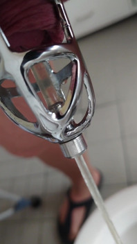 Taytlı kateterle penis kafesine işiyor