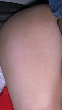 Când dildo-ul negru uriaș intră adânc în vaginul roz