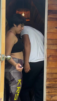 휴가를 위해 캠프장에 도착했는데 좋은 이웃의 엉덩이를 가진 여자가 있는 것을 보고 결국 내 성기를 그녀에게 넣게 됩니다.