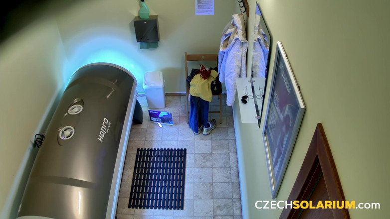 Czech Solarium: 捷克日光浴室10:在日光浴室剃光的阴户,没有操逼羞耻