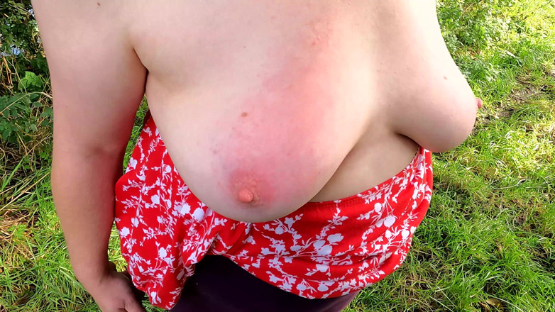 Bouncy Tits Action: Sur le terrain, ses seins nus se font battre