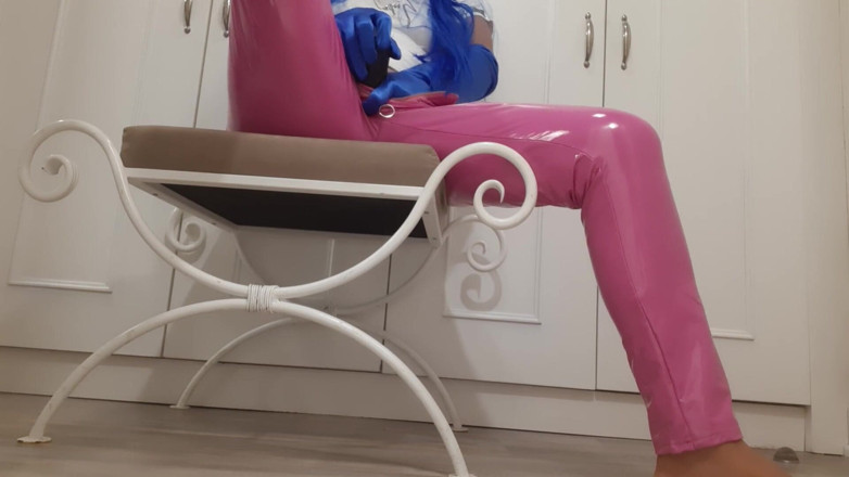 Milfs intimmedia: Dikke mama speelt met poesje in latex leggins