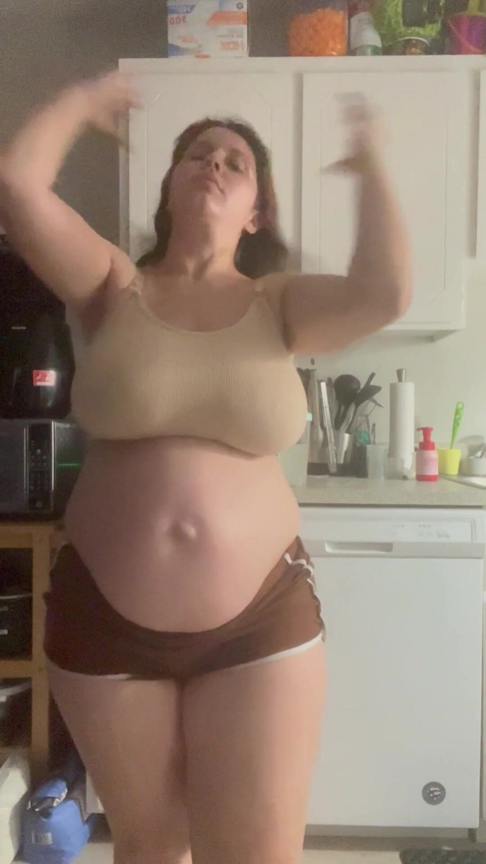 Nina Capel: Showing off My Pregnant Figure