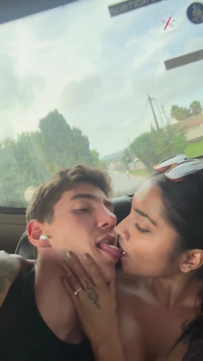 Yasmina and Brady: Min fru ger mig en fantastisk blowjob på bussen – Yasmina...