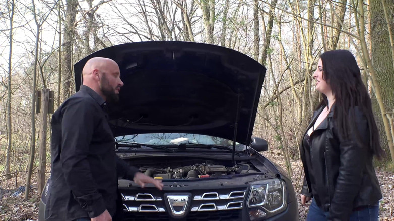 My German Amateurs: Sie lutscht seinen schwanz und er hilft ihr beim auto