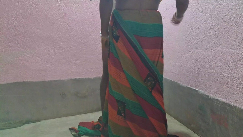 Trilokinath: Villaggio indiano Bhabhi scopa in casa