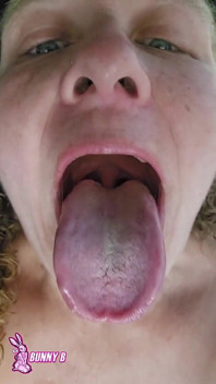 Custom tongue vid - gioco in macchina con la figa nuda