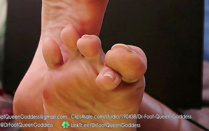 Dr. Foot Queen Goddess: Habersiz masa taban esneme ayak parmaklarını sallıyor bölüm 2