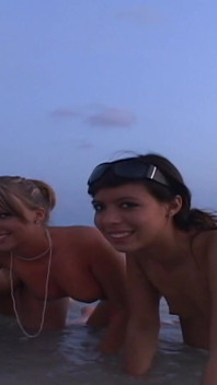Tres bellezas universitarias naturales se exhiben en la playa