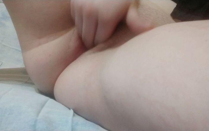 Lustful bitch cum: Vysokoškolačka masturbuje svou kundičku zblízka a hlasitě sténá, mnoho orgasmů