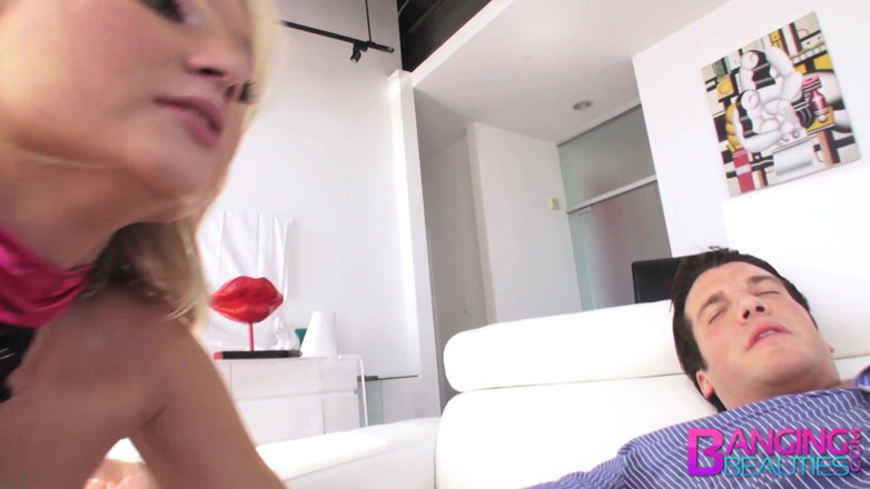 Banging Beauties: Dakota la blonde sexy se dilate le trou du cul...