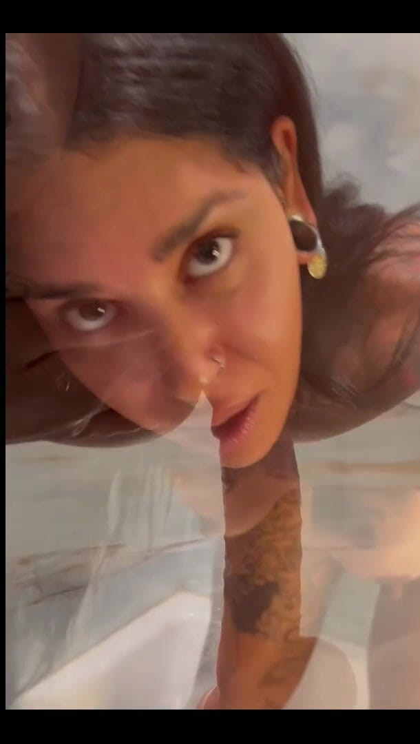 Celine Shore: Bu gece duş duvarına dildo emmek çok eğlenceliydi. Patlayana kadar ne...