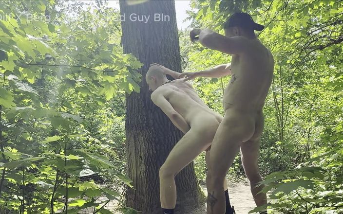 Dilf_X_Berg_XL: Ngentot di luar ruangan di taman umum