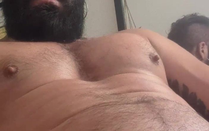 The bearded master: Sperma zuigen papa's harige lul w / pis en klaarkomen