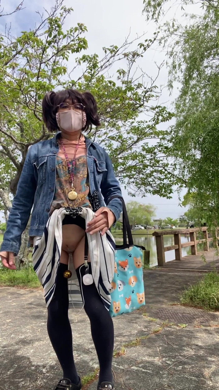 megu2002: No198 公園でタックおまんこ晒し散歩