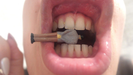 AmayaMori: Meine riesige stiefschwester bläst ihren stinkenden mund auf den kleinen...