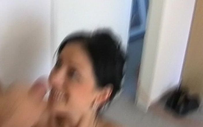 Porno kino: Prachtige Duitse pop in haar kont geneukt voor sperma in...