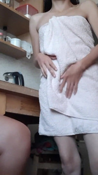 Saat adik tiriku lagi cuci piring, pacarnya jilat memekku di bawah meja