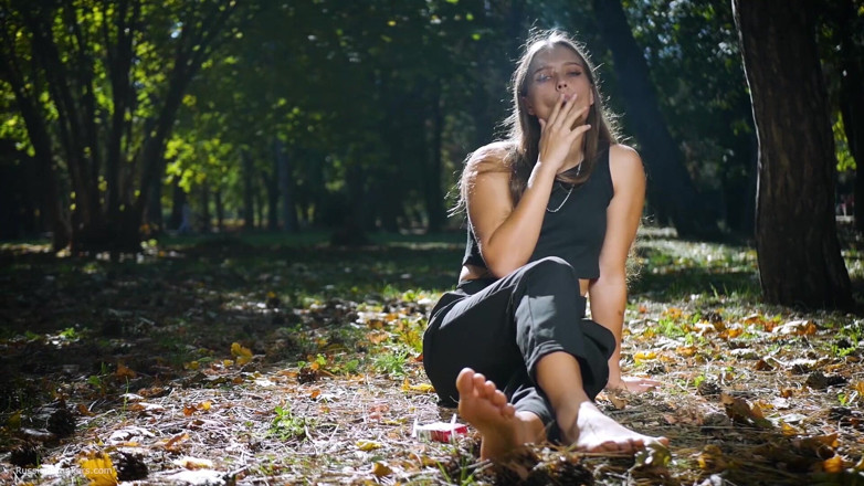 Russian Smokers: Uwodzicielska rosyjska piękność pali papierosa w studio