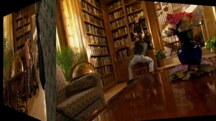 Tight little babes: O tânără studentă sexy este futută în bibliotecă