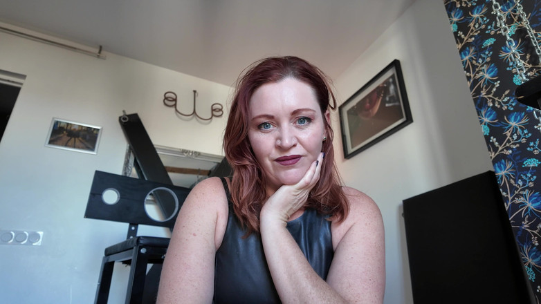 InannaJustice: Beine, die verzaubern, Kälber, die bestraft werden