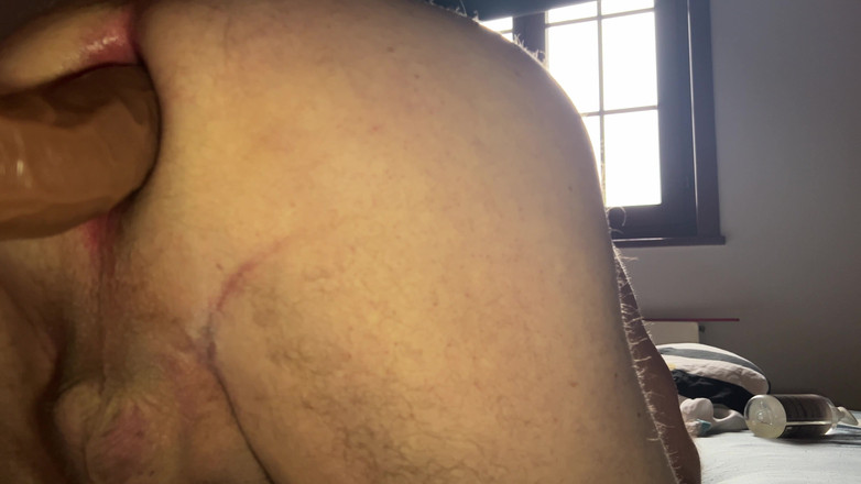 Almaviva: Atuk mengongkek dildo cokmarnya dan dia menikmatinya