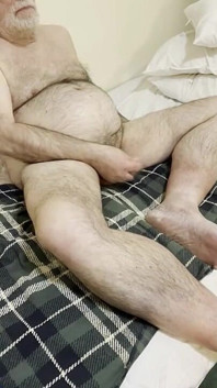 Trainer karl wärmt seinen schwanz für die spermashow auf