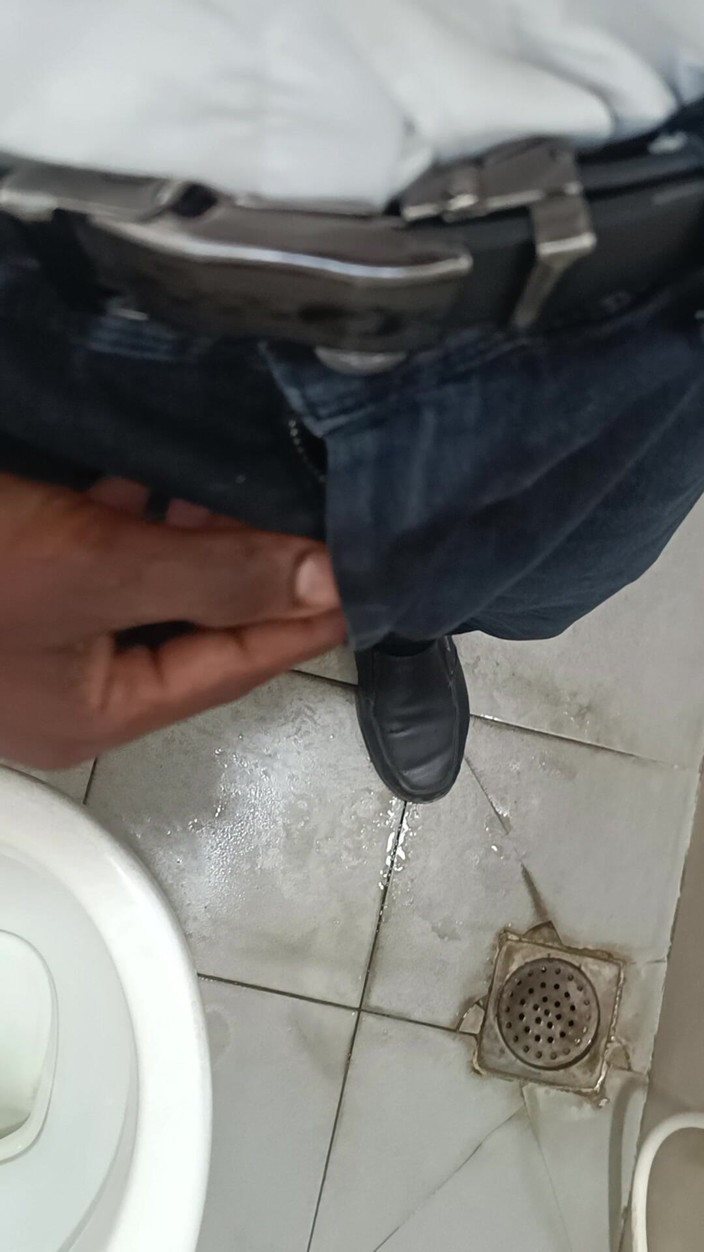 Tamil boy: เด็กหนุ่มทมิฬช่วยตัวเองในห้องน้ําด้วยเครื่องแบบสํานักงาน