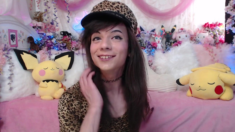 XxHayleeMariexx: ¡La princesa mariquita juega con bolas anales gigantes!