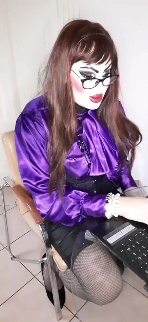 Erica Doll: Satijnen pop masturbatie