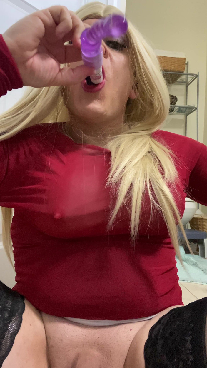 MadisonCD2025: Crossdressing milf amateur trans hembra juega con su coño cd...