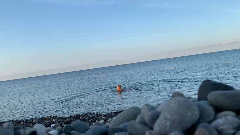 Monika Fox: Monika Fox simmar naken i havet