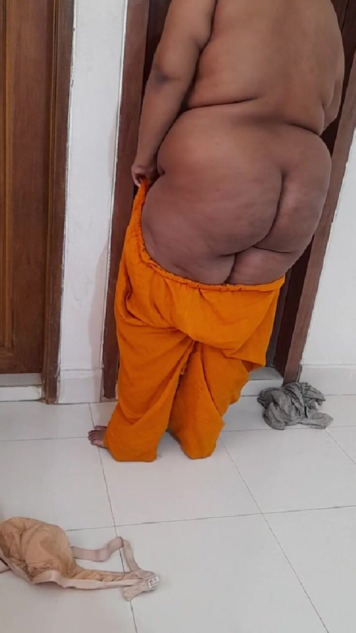 Aria Mia: Indische stiefmutter zeigt ihre möpse im hotel