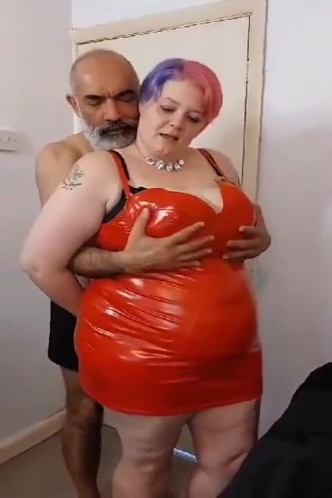 Harry River: Kırmızılı büyük memeli bayan