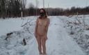Julia Meow: Kışın kendinizi açık havada çıplak bulursanız ne yapmalı? Elbette, sıcak tutmak...