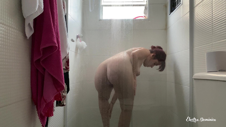 Curious Electra: Sprchuje se, její tělo je perfektní