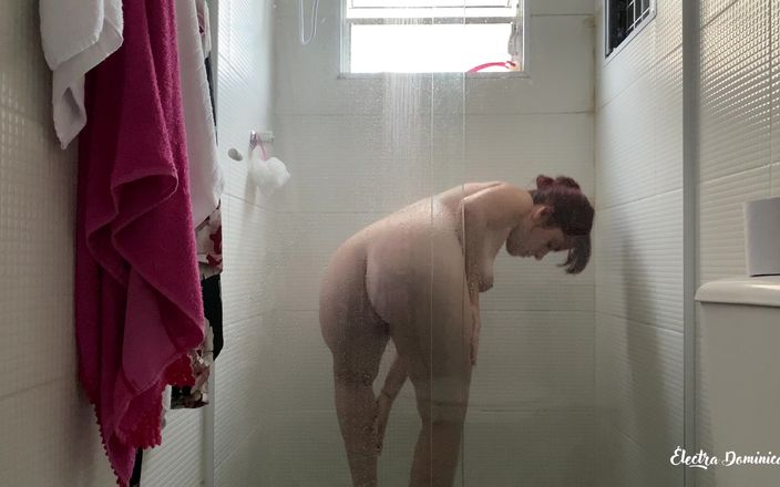 Curious Electra: Ze neemt een douche, haar lichaam is perfect