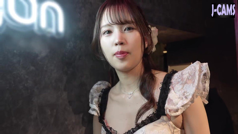 J-Cams: Ella, Rima Arai desarecibe la noche con fuego silencioso. - 2
