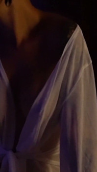 Masseuse sensuelle et huilée, massage du dos seins nus et expulsion esthétique de la vaginale Pearl
