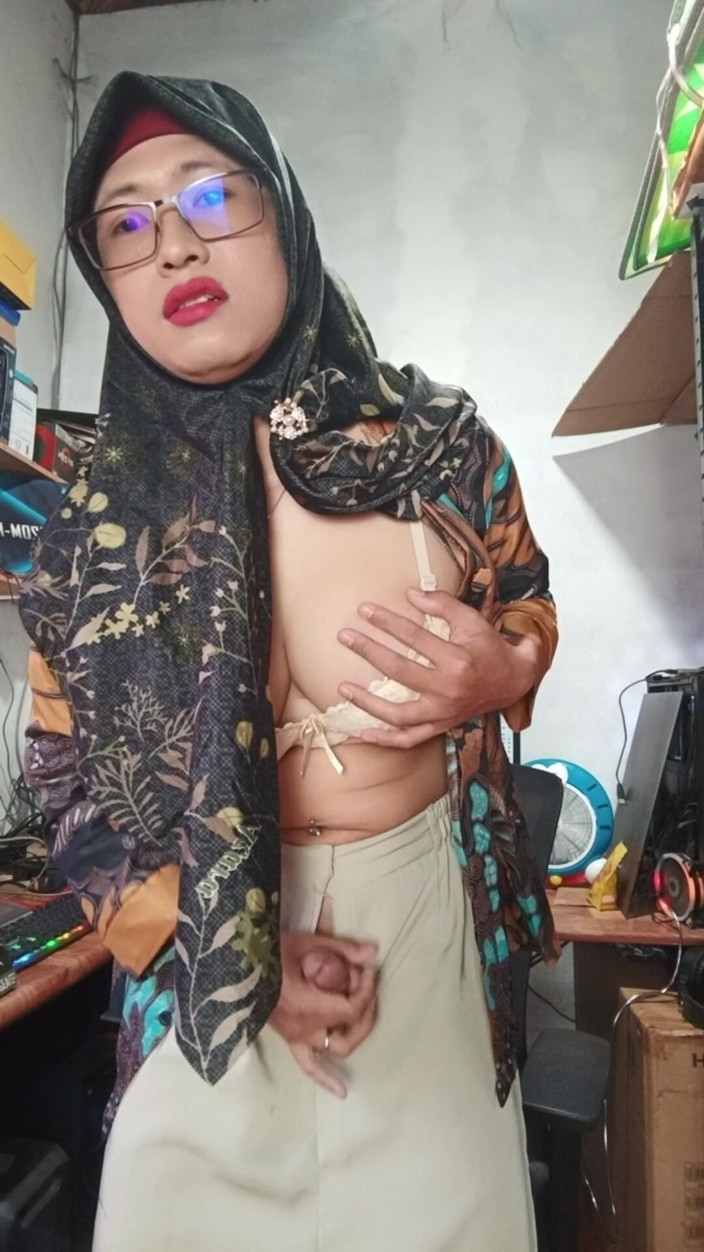 Mitha Zhe: Sâni mari Hijab TS se masturbează până când ejaculează
