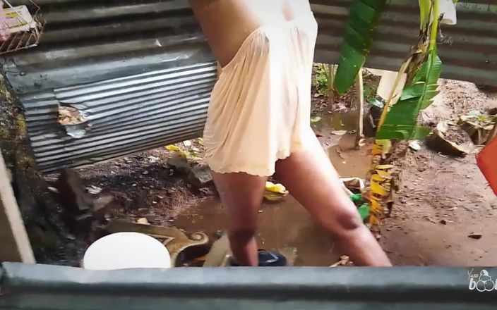 yessbooty: 10代のいたずらなデジ村の女の子が野外で水浴びをし、こっそり見守る