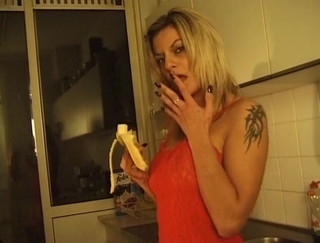 Flash Model Amateurs: Wspaniała blond laska w erotycznej scenie solo